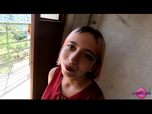 ❤️ Ikasle sentsuak arrotz bat zurrupatzen du kanpoaldean - Cum On His Face ❌ Kalitatezko sexua %eu.liporno.ruan ❌